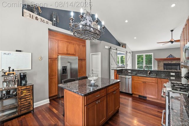 372 Hunters Ridge Drive, Brandon Charter Township, MI 48462
