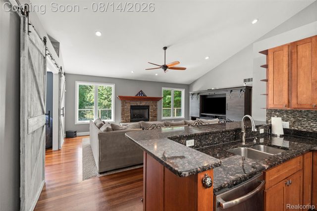 372 Hunters Ridge Drive, Brandon Charter Township, MI 48462