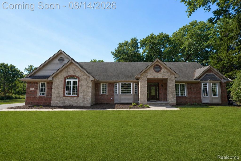 372 Hunters Ridge Drive, Brandon Charter Township, MI 48462