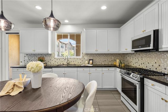 22157 Barrington, Saugus, CA 91350