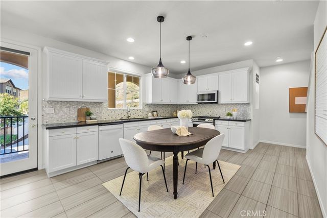 22157 Barrington, Saugus, CA 91350