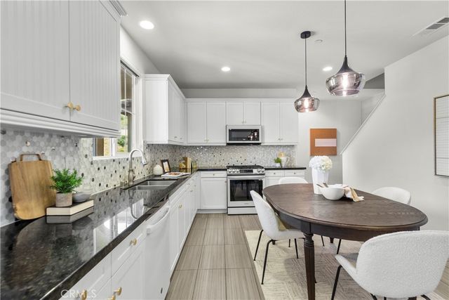 22157 Barrington, Saugus, CA 91350