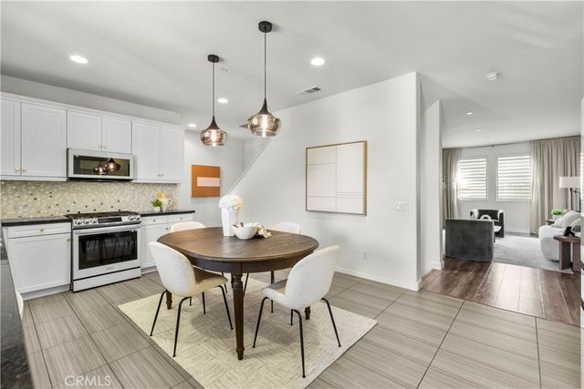 22157 Barrington, Saugus, CA 91350