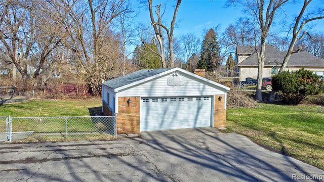 215 Parkview Boulevard, Lake Orion, MI 48362