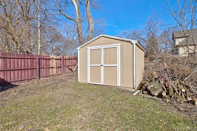 215 Parkview Boulevard, Lake Orion, MI 48362