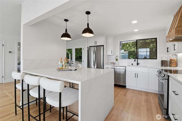 639 W Lake Sammamish Parkway NE, Bellevue, WA 98008