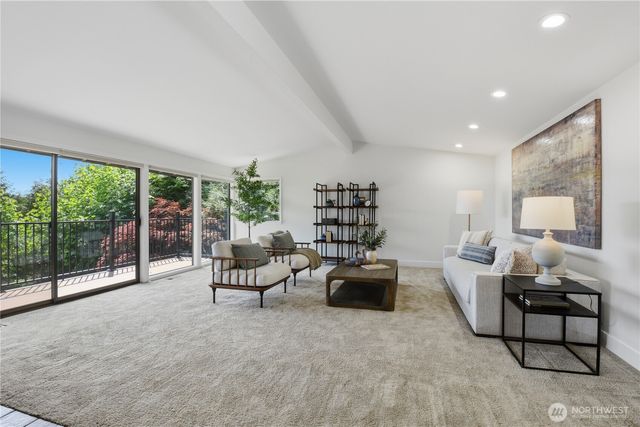 639 W Lake Sammamish Parkway NE, Bellevue, WA 98008