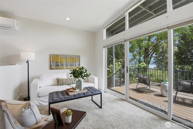 639 W Lake Sammamish Parkway NE, Bellevue, WA 98008