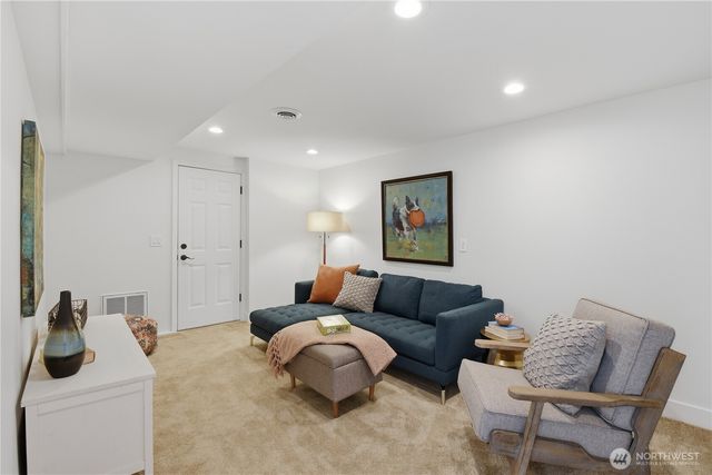 639 W Lake Sammamish Parkway NE, Bellevue, WA 98008