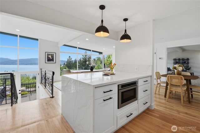 639 W Lake Sammamish Parkway NE, Bellevue, WA 98008
