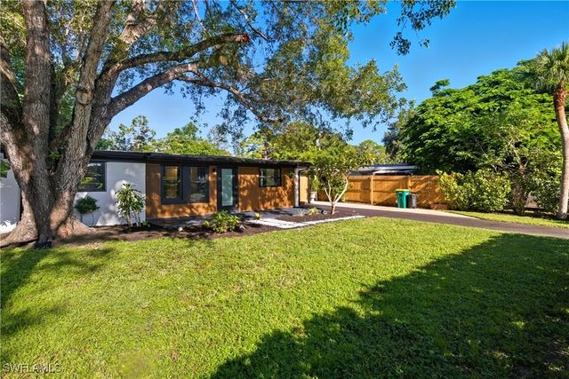 1280 Pine ST, Naples, FL 34104