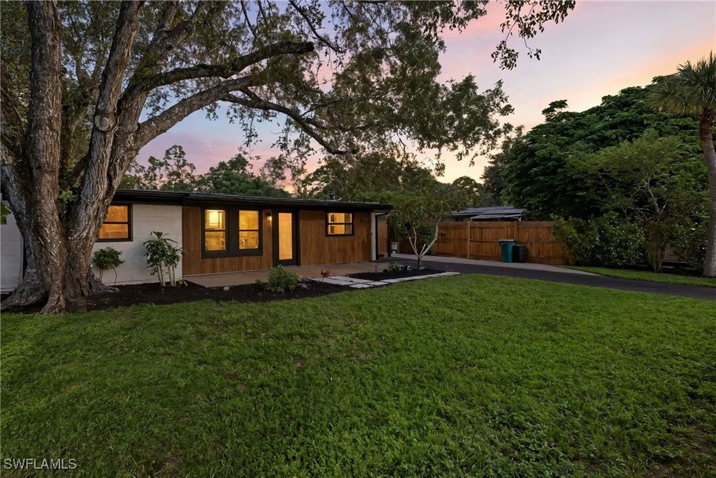 1280 Pine ST, Naples, FL 34104