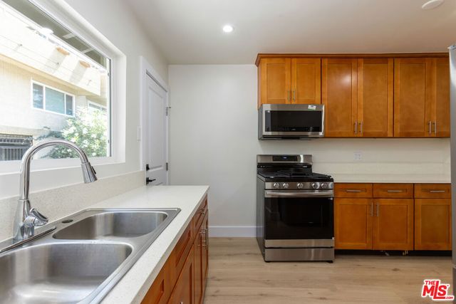 5915 Barton Avenue, Los Angeles, CA 90038