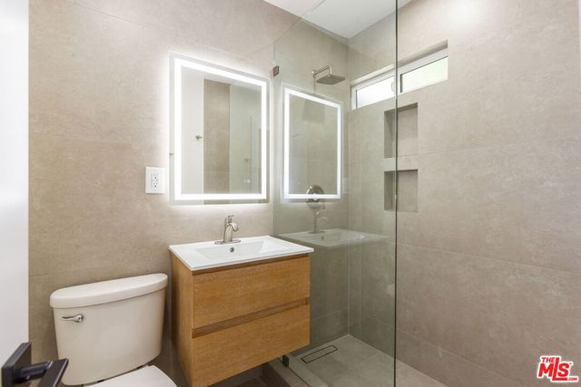 5915 Barton Avenue, Los Angeles, CA 90038