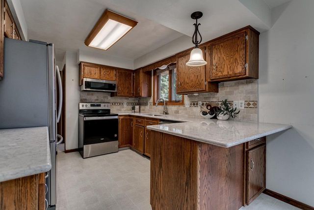 1332 MULBERRY LANE, Neenah, WI 54956