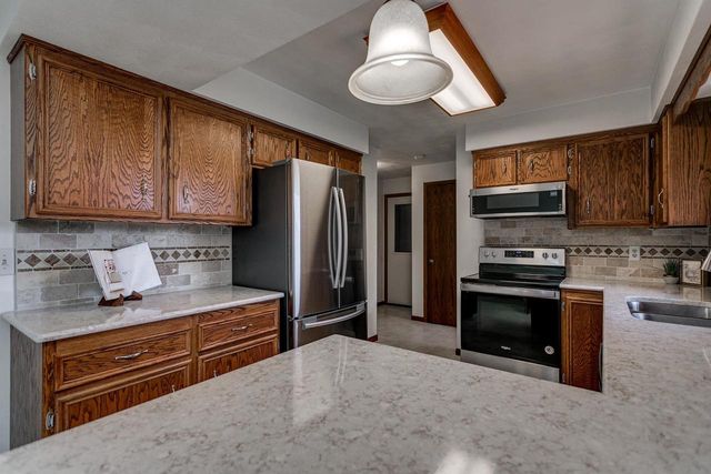 1332 MULBERRY LANE, Neenah, WI 54956