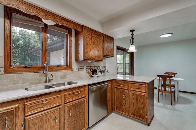 1332 MULBERRY LANE, Neenah, WI 54956