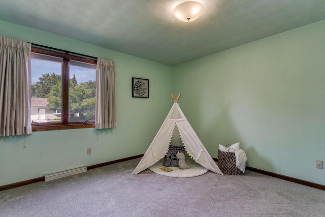 1332 MULBERRY LANE, Neenah, WI 54956