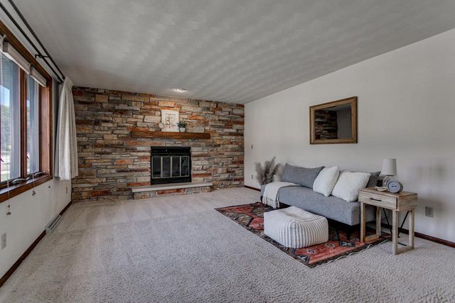 1332 MULBERRY LANE, Neenah, WI 54956