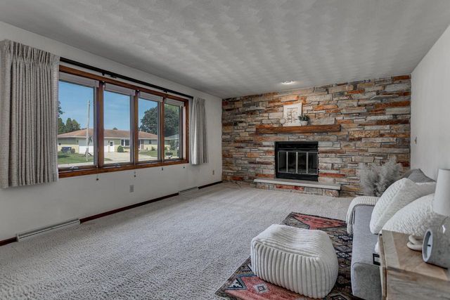1332 MULBERRY LANE, Neenah, WI 54956