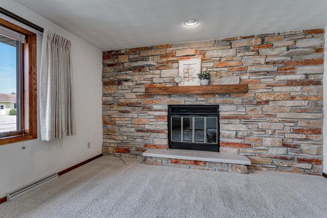 1332 MULBERRY LANE, Neenah, WI 54956