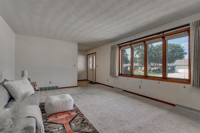 1332 MULBERRY LANE, Neenah, WI 54956