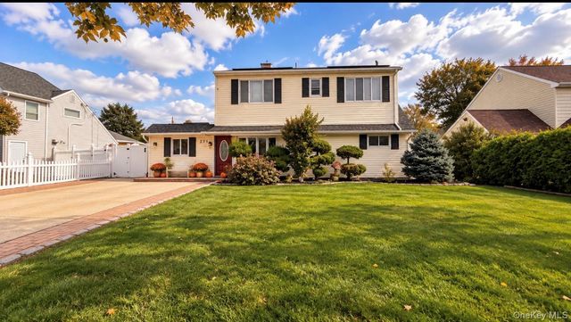 271 Twin Lane E, Wantagh, NY 11793