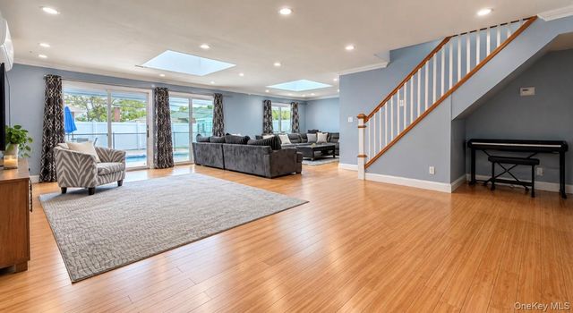 271 Twin Lane E, Wantagh, NY 11793
