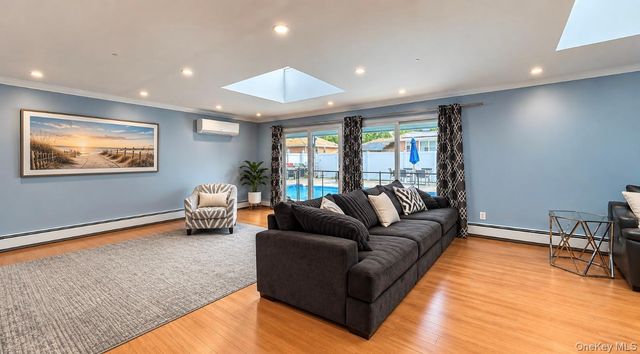271 Twin Lane E, Wantagh, NY 11793
