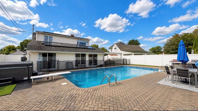 271 Twin Lane E, Wantagh, NY 11793