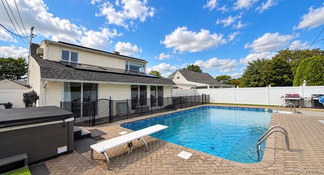 271 Twin Lane E, Wantagh, NY 11793