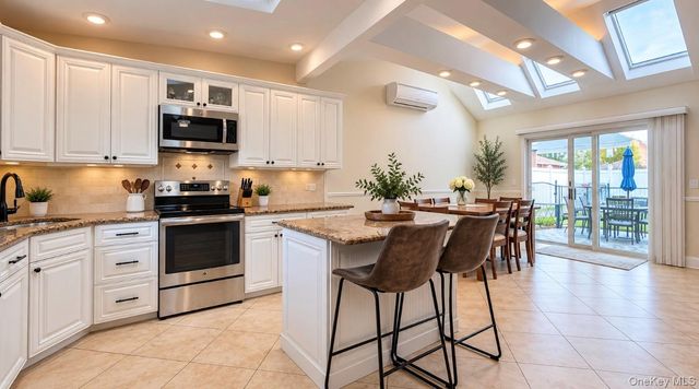 271 Twin Lane E, Wantagh, NY 11793