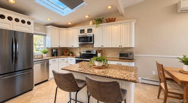 271 Twin Lane E, Wantagh, NY 11793