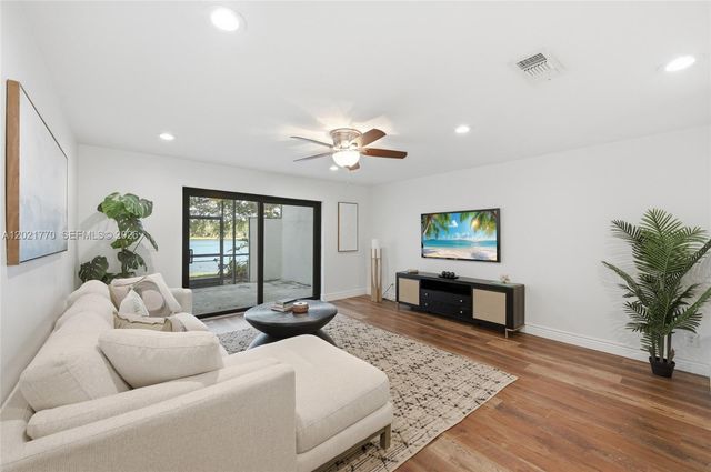 1257 NW 98th Ter 154, Pembroke Pines, FL 33024