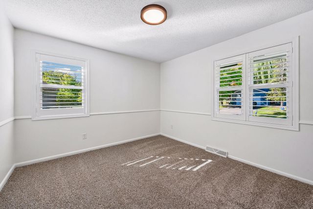 8113 Dakota Lane, Chanhassen, MN 55317