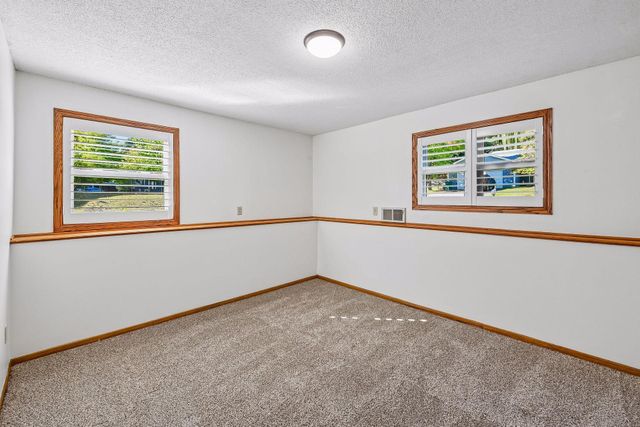 8113 Dakota Lane, Chanhassen, MN 55317