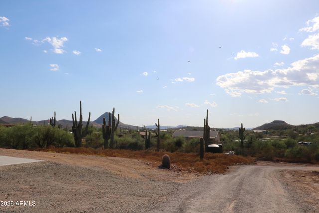 462 W ROUGH RIDER Road, New River, AZ 85087