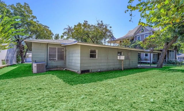 242 W Fannin, La Grange, TX 78945