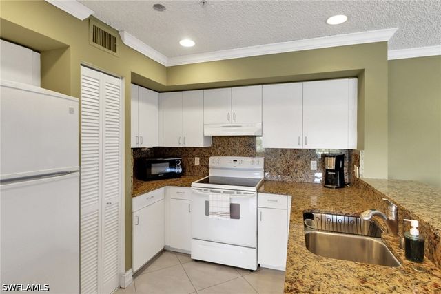 1195 Wildwood Lakes BLVD 202, Naples, FL 34104