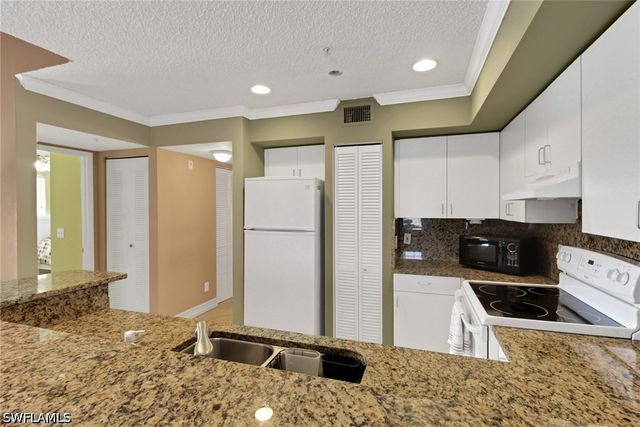 1195 Wildwood Lakes BLVD 202, Naples, FL 34104