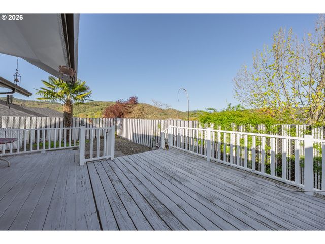 101 PLEASANT VIEW Loop, Roseburg, OR 97471