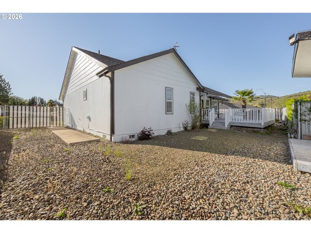 101 PLEASANT VIEW Loop, Roseburg, OR 97471