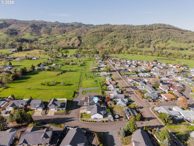 101 PLEASANT VIEW Loop, Roseburg, OR 97471