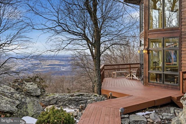 1156 EAGLES NEST LN, Harpers Ferry, WV 25425