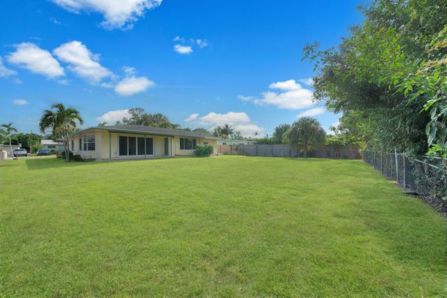 2022 Collier Avenue, Lake Worth, FL 33461