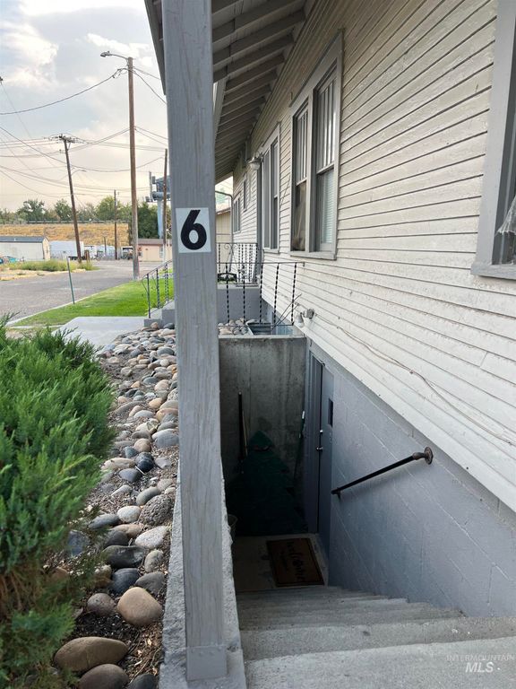 151 NW 8th St, Ontario, OR 97914 photo 2