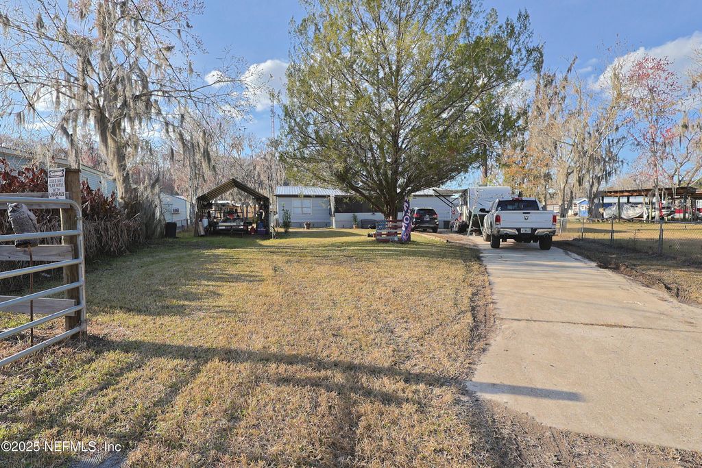 Image 3 of property listing at 138 EDGEWATER Road, Satsuma, FL 32189