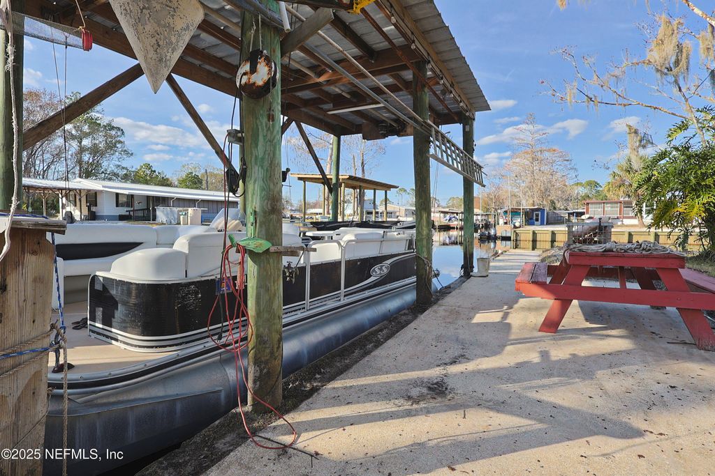 Image 4 of property listing at 138 EDGEWATER Road, Satsuma, FL 32189