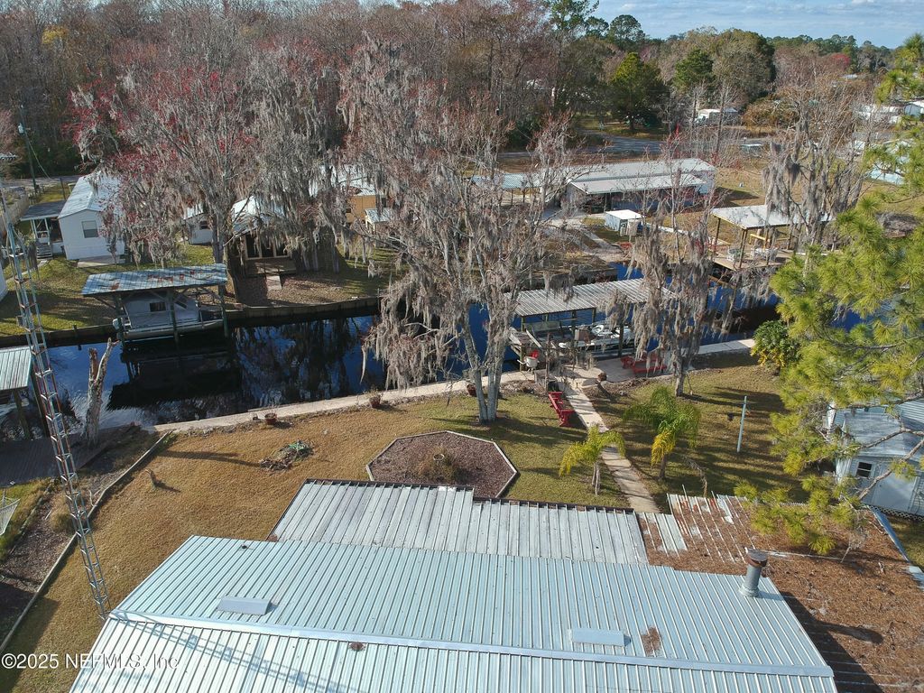 Image 5 of property listing at 138 EDGEWATER Road, Satsuma, FL 32189