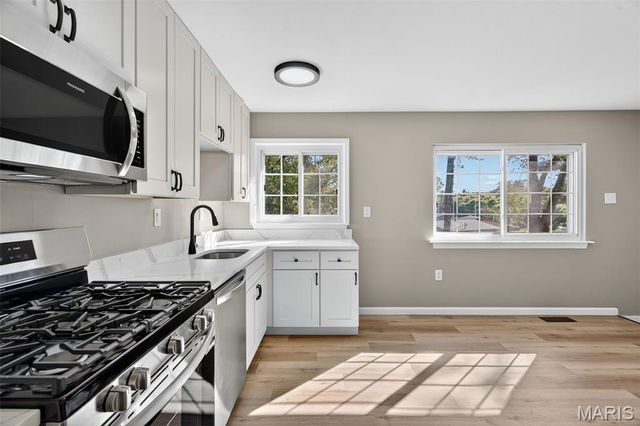 5102 Ville Donna Lane, Hazelwood, MO 63042